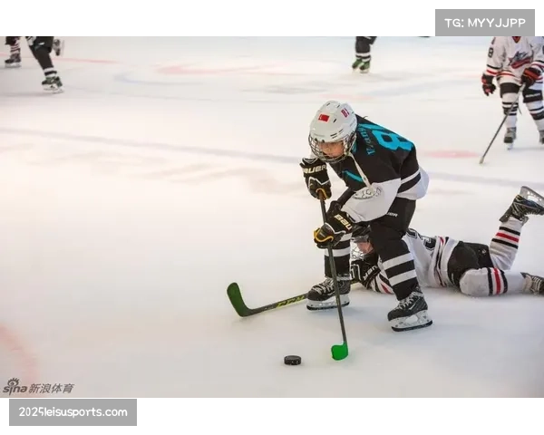 特写:少年冰球世锦赛现场,失误小将获对手队长拥抱鼓励 特写:少年冰球世锦赛现场,失误小将获对手队长拥抱鼓励